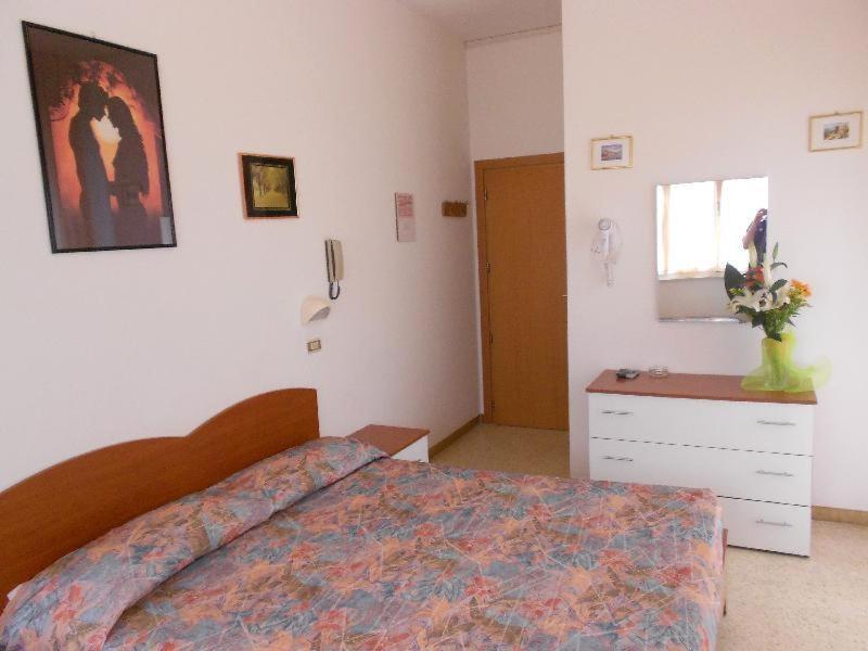 Hotel Vevey Римини Стая снимка