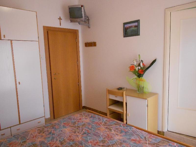 Hotel Vevey Римини Стая снимка