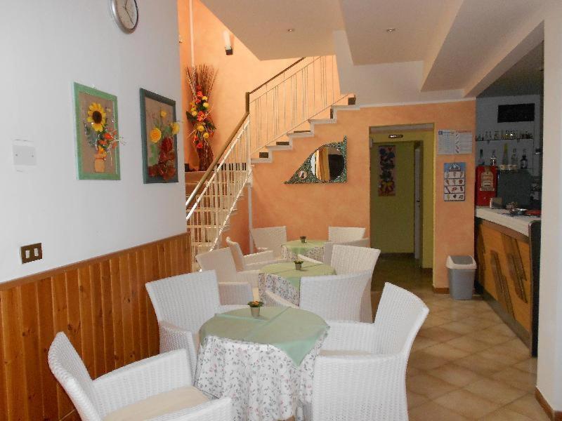 Hotel Vevey Римини Екстериор снимка